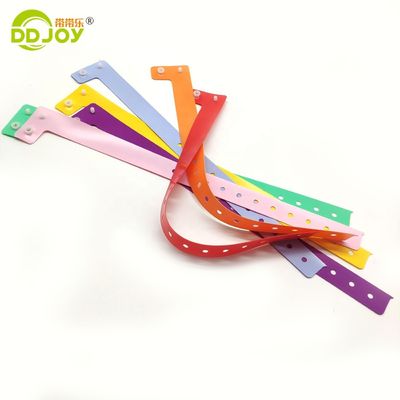 Настроенный логотип PVC L формы регулируемый пластиковый браслет для мероприятия Фестиваль романтический стиль