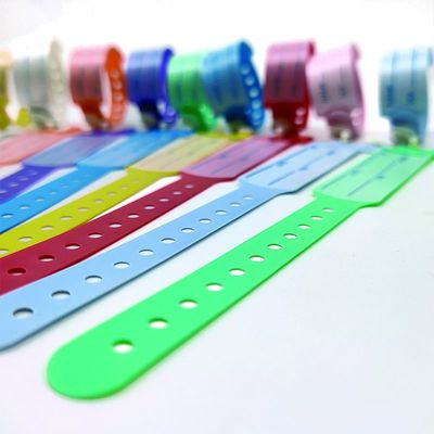 Мягкие пластиковые ID браслеты для детей Виниловый одноразовый браслет на забавах