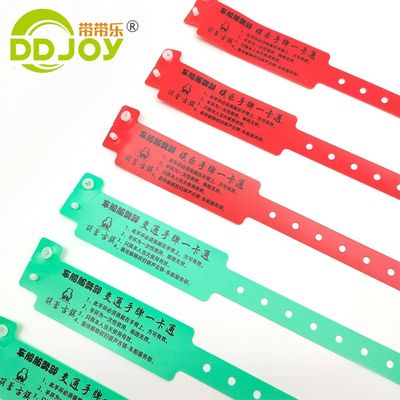 PVC индивидуальный идентификационный браслет для детского парка и благотворительных мероприятий в красном