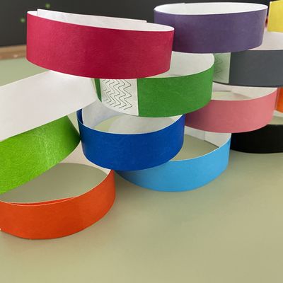 Идентификация на бумаге Tyvek браслеты пользовательский логотип и штрих-код для идентификации