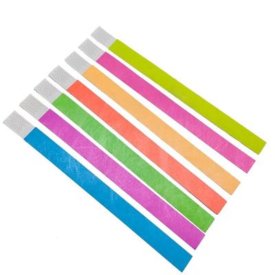 Сделайте заявление на фестивалях с помощью нашего неонового бумажного браслета Tyvek в различных цветах