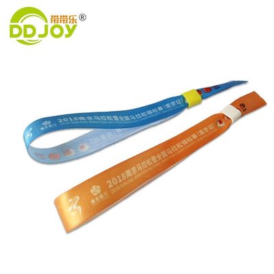 Специально напечатанные RFID браслеты в оранжевой атласной ткани для брендинга и доступа к мероприятиям